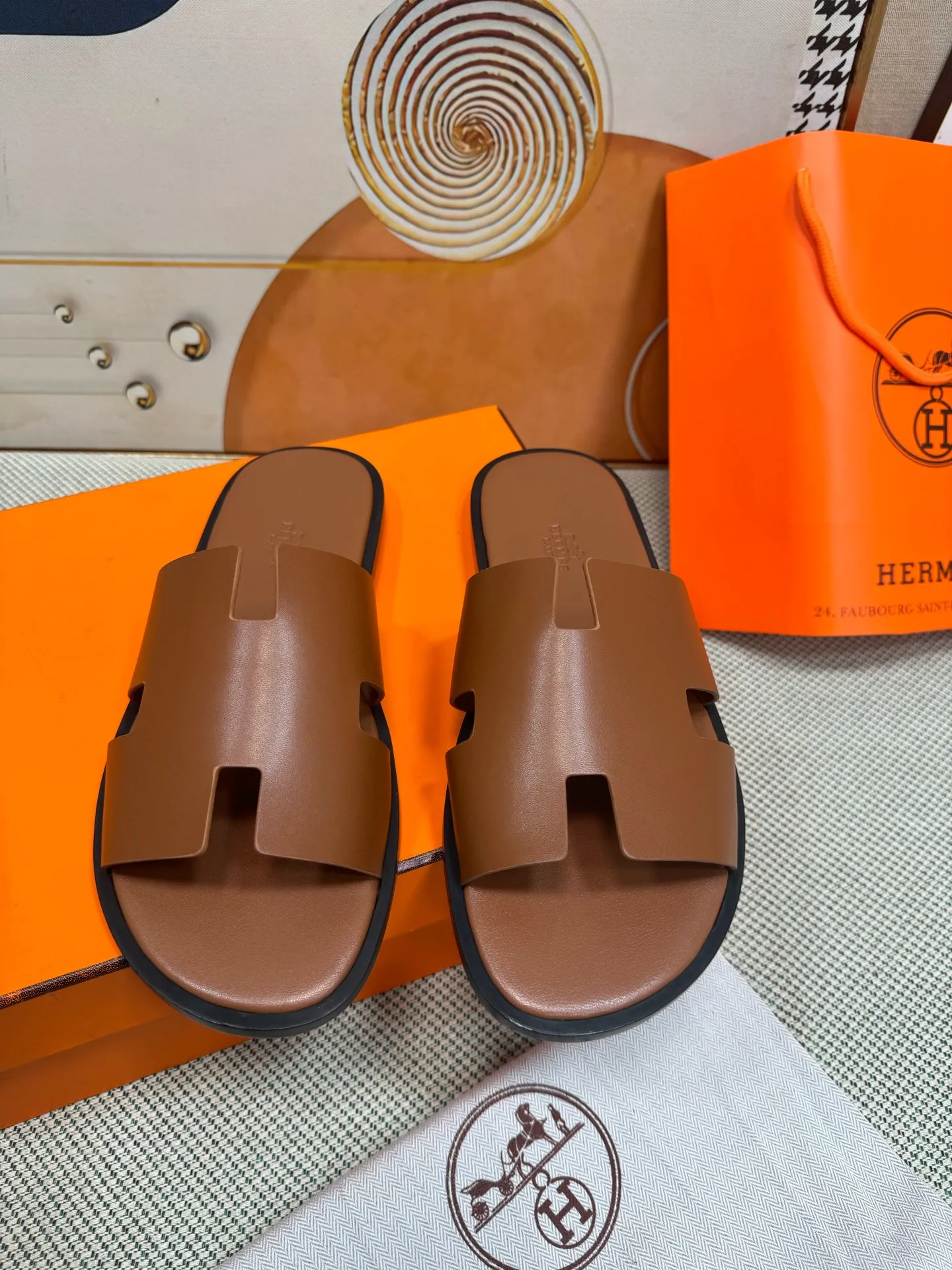 👟👟Ex-factory price 560👟👟 "HERMES" [Classic Original Version] Hermès; Top 🔝 Purchasing Agency 🔍🔍 Men's Latest 🇺🇸 Counter Sales Simultaneously, Original Imported from Italy: Silk Cowhide · Prominent (High-end · Nobility · Grade) Exquisite Workmanship (Italian 🇮🇹 Imported Water Dye Brand Wear-resistant ultra-thousand leather feet) Soles: Original soles specially provided by the original factory, ⚠exclusive double-layer movable rubber molded outsole; super comfortable, wear-resistant, non-slip, environmentally friendly🌳🌳🌳, real photos taken🎬The real ones are more beautiful🔍🔍 (high quality, single goods), you can enter and exit the counter at will* Code number: 38·39·40·41·42·43·44# (45# can be customized) (46 47➕30 customization is not returnable) Welcome to place an order...☕